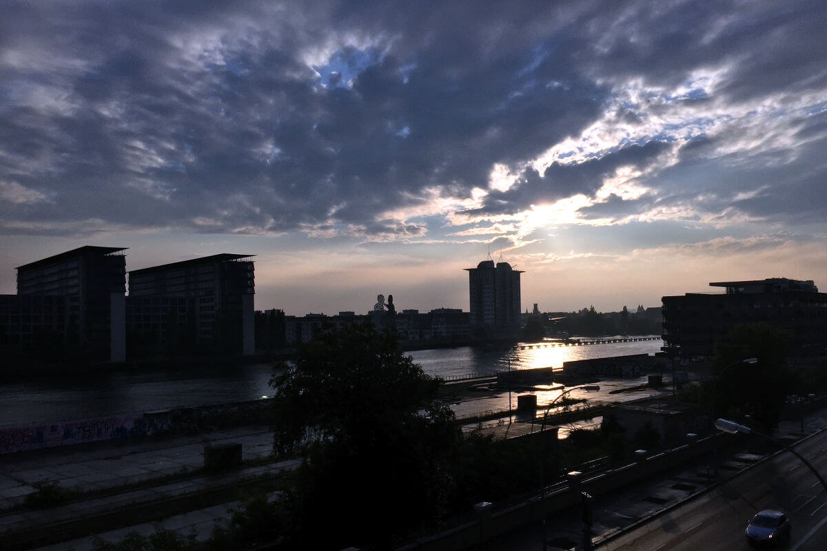 sonnenuntergang über der spree in berlin