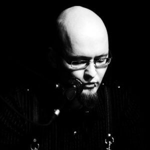 Sascha Dinse, Schriftsteller, während einer Lesung Foto: Jörg Merlin Noack Fotografik, edit. Sascha Dinse