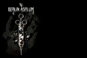 Covermotiv des Flyers zur Berlin Asylum Kapitel III Böses Blut, Spritze auf schwarzem Hintergrund