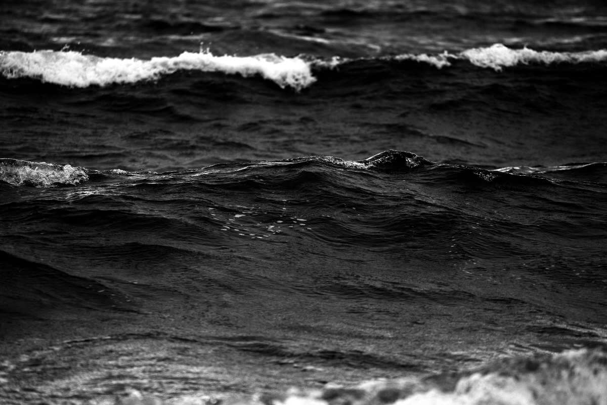 wellen auf dem meer, schaumkämme, schwarz-weiß