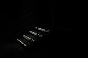 treppenstufen in der dunkelheit