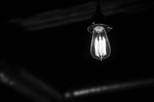 glühlampe auf schwarzem hintergrund